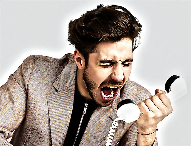 Un homme s'énerve au téléphone