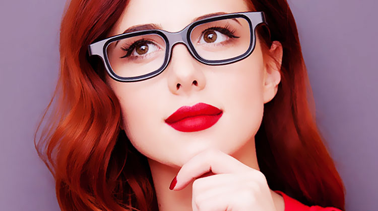 Jolie femme à lunettes pensive