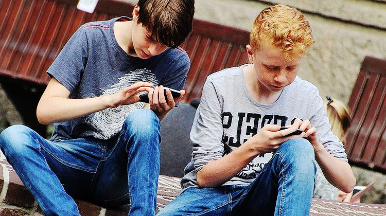 Deux jeunes adolescents textotent