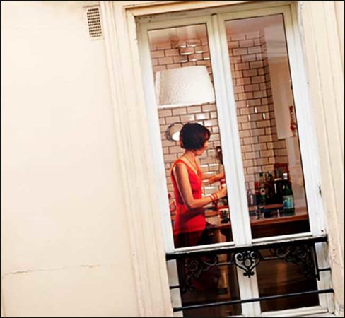 Femme espionnée par son voisin