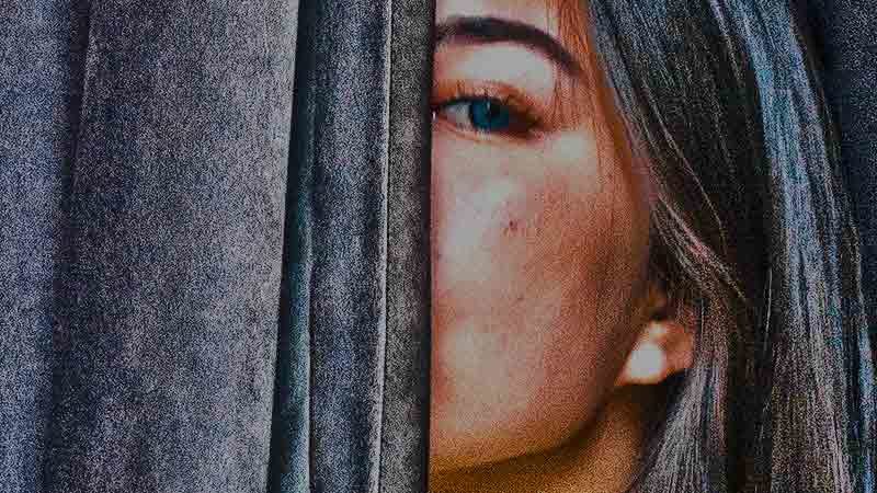 Une femme espionne son mari