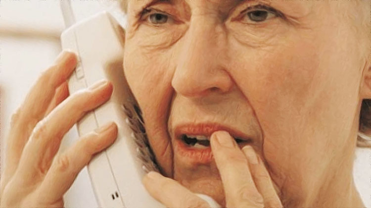 vieille dame inquietee par un demarchage telephonique