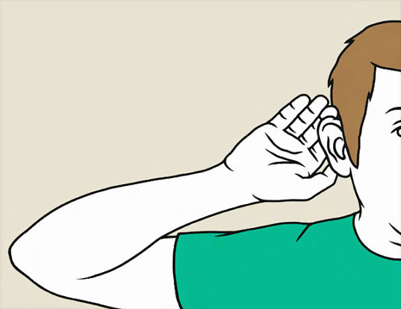 Un homme tend l'oreille pour espionner