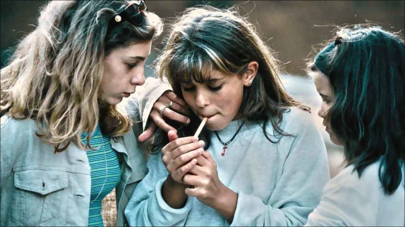 Une adolescente fume