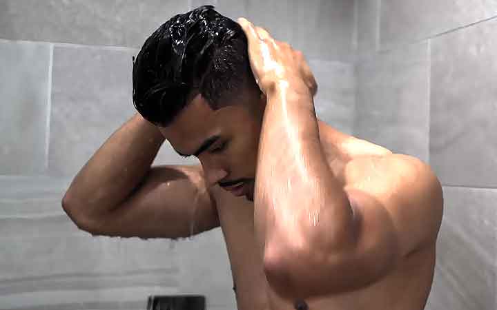Un homme prend sa douche