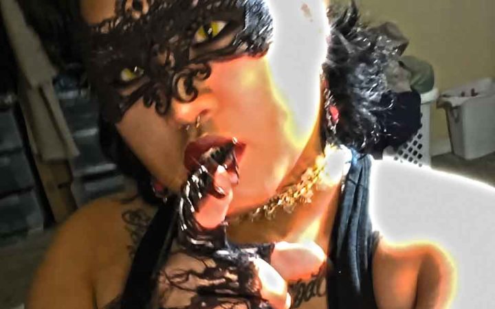 Femme déguisée en chat