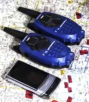 2 talkie walkie devant un smartphone
