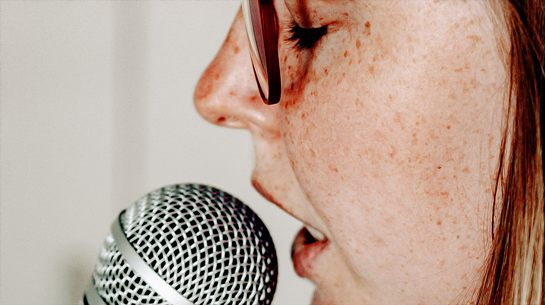 Femme parle au microphone