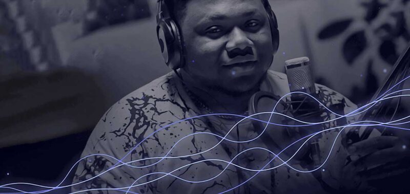 Animateur radio en studio avec casque et micro.