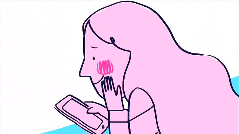 Une femme texto au téléphone