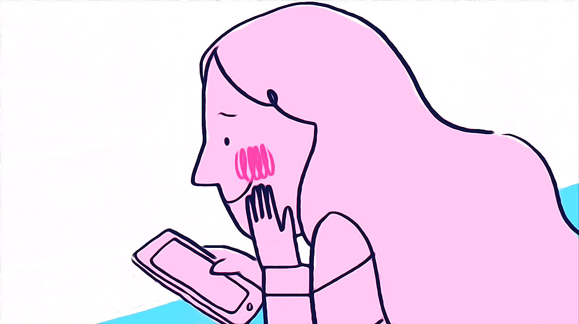 Une femme texto au téléphone