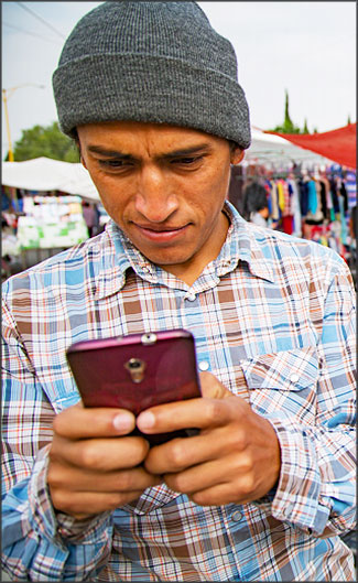 Un homme accro aux réseaux sociaux sur son téléphone mobile