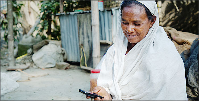 Une femme accro aux reseaux sociaux sur son téléphone en Afrique