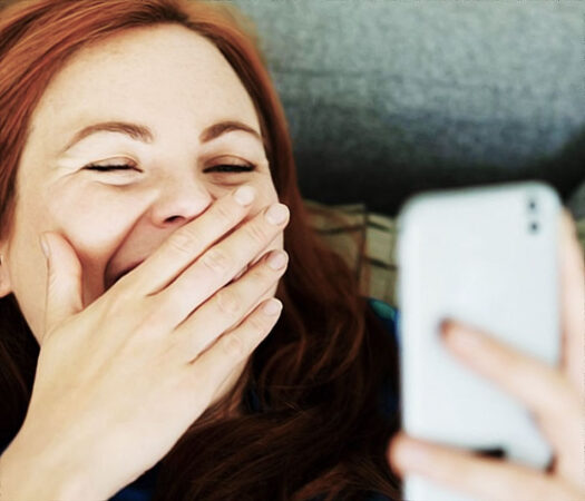 femme qui ecoute son cheri au telephone