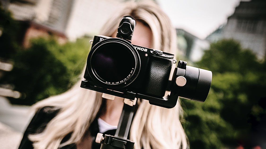 Une adolescente manie une caméra vidéo
