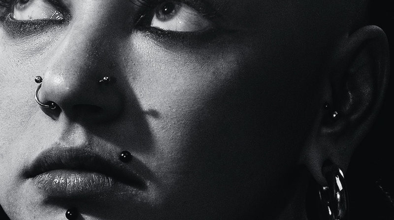 Jeune fille bourrée de piercings