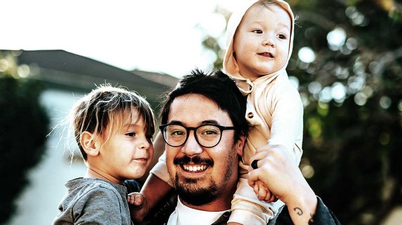 Un père et ses deux enfants