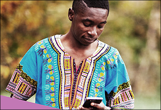 Un africain avec son smartphone