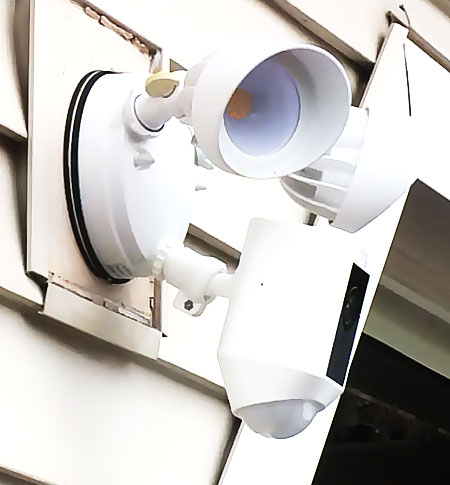 Caméras de surveillance sur la façade d'une maison