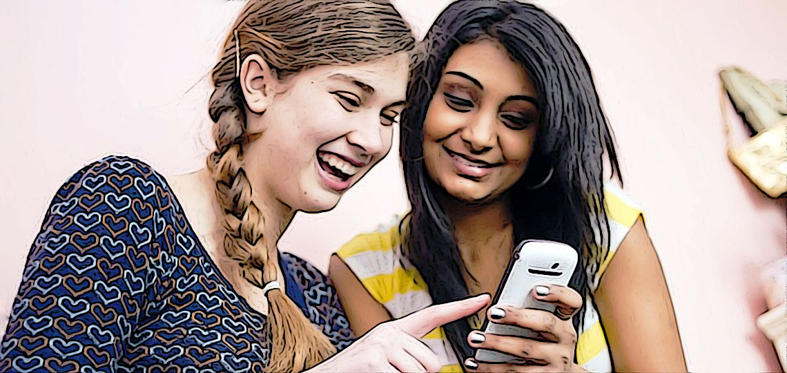 deux adolescentes devant un ecran de telephone