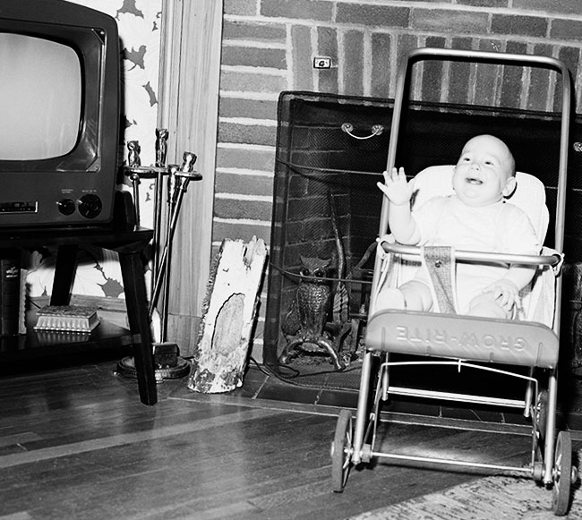 Landeau bébé devant la télévision
