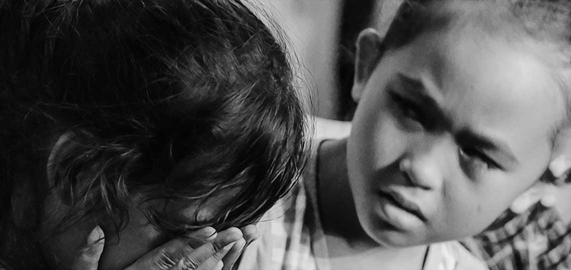 Deux enfants, émotion intense, noir et blanc.