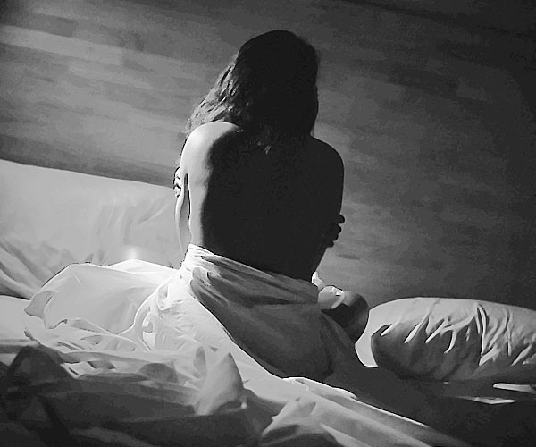 Femme seule dans son lit