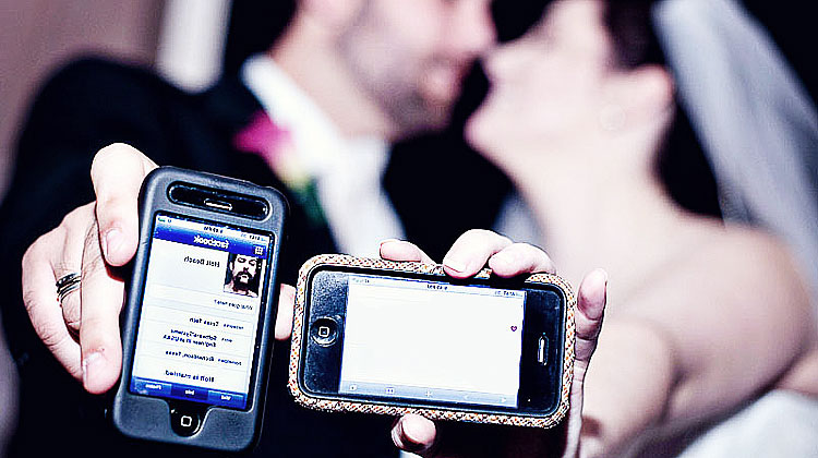 Jeunes mariés accro aux réseaux sociaux