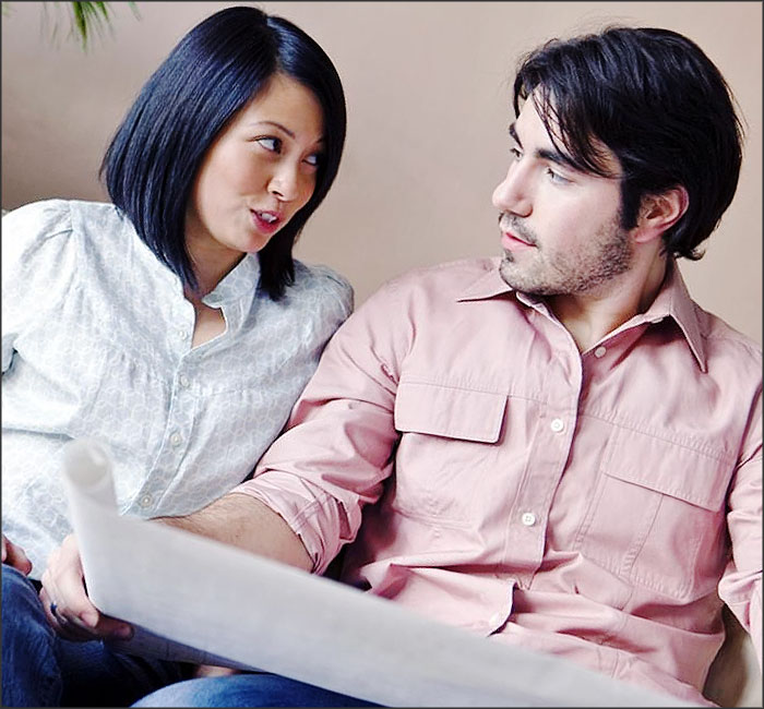 discussion entre un mari caucasien et une femme asiatique