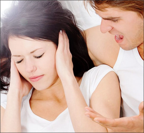 un couple se dispute au lit