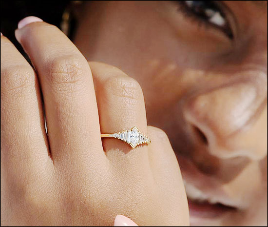 Jeune fiancée porte une bague en diamant