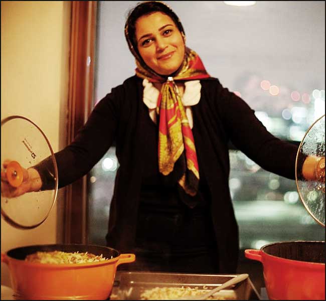 Une Iranienne fait la cuisine