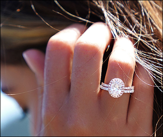 Une jeune fiancée porte un diamant