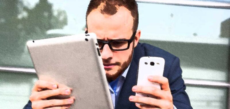 homme affaire devant une tablette et un smartphone