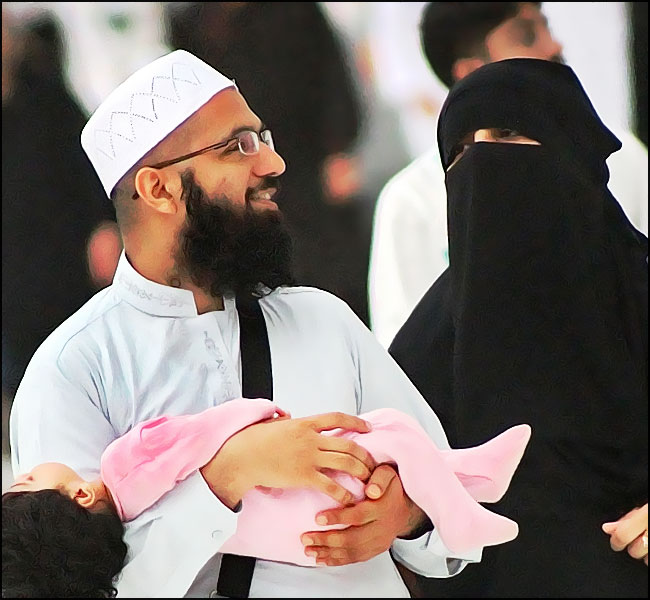 Un couple de bons musulmans avec enfant