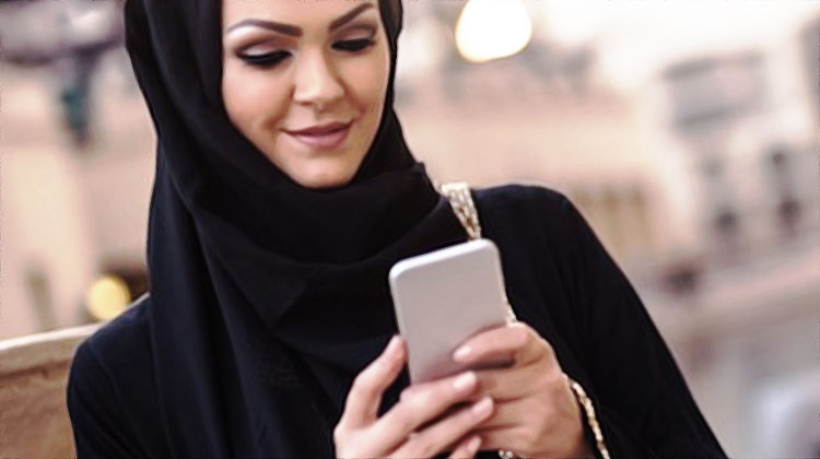 Femme musulmane voilée au téléphone