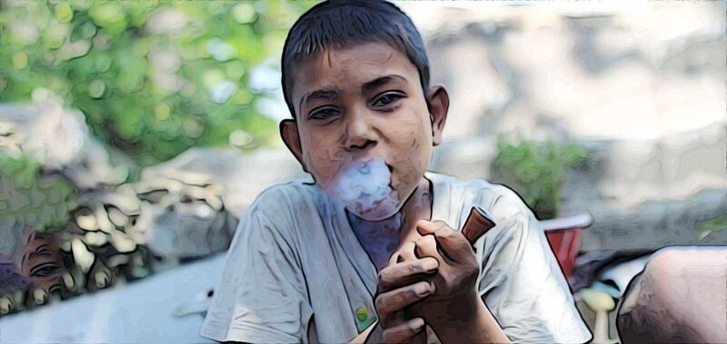 un enfant fume de la drogue