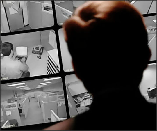 agent securite surveille camera cachee dans entreprise
