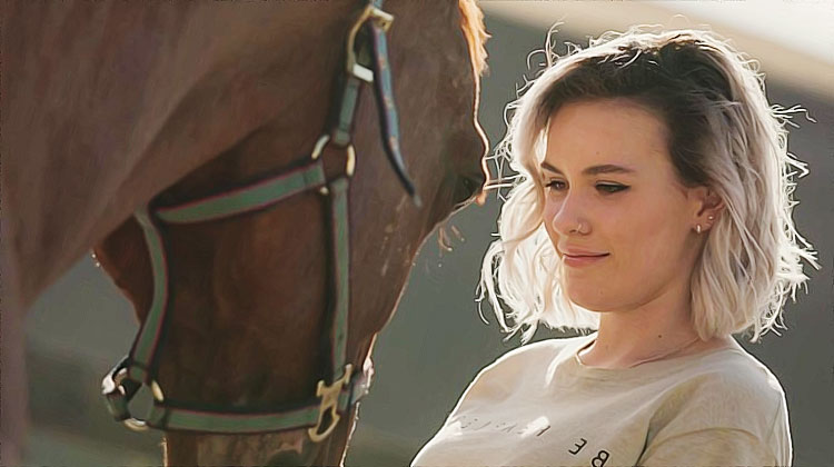 femme libertine caresse un cheval