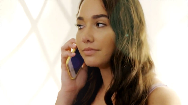 Jeune fille téléphone