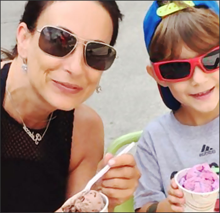 maman mange une glace avec son fils