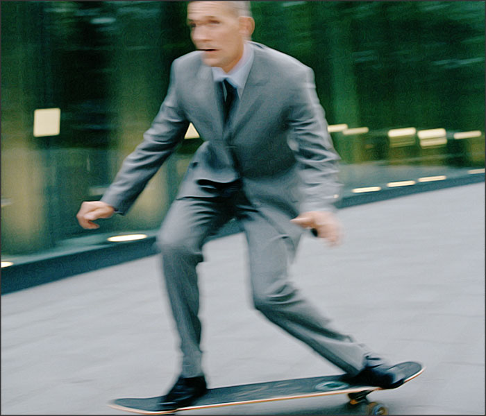 homme age moyen en pleine crise sur un skate board