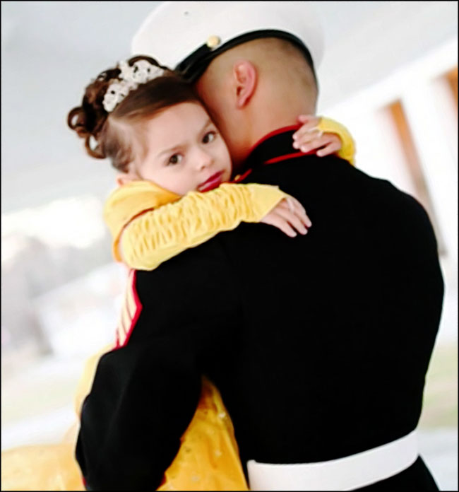 militaire prend sa fille dans ses bras