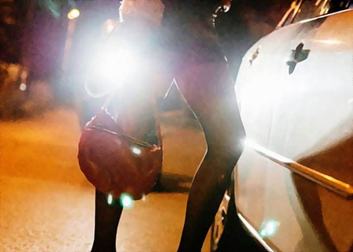 prostituee savance devant une voiture