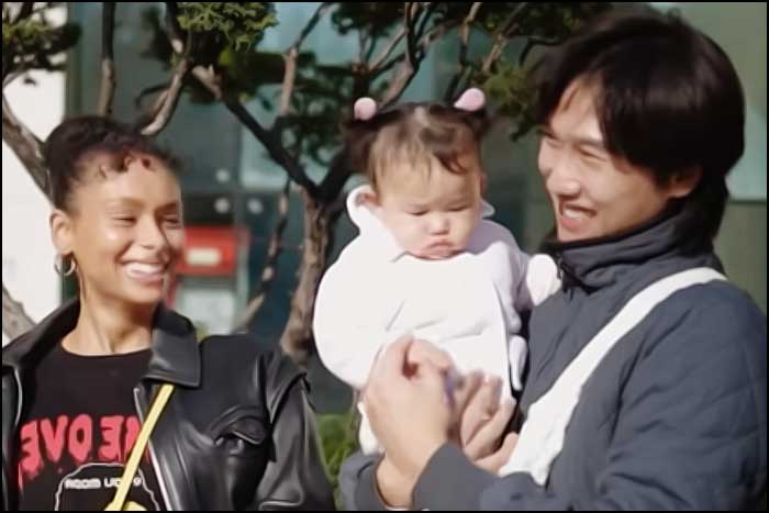 homme sud coreen avec son bebe et sa femme noire
