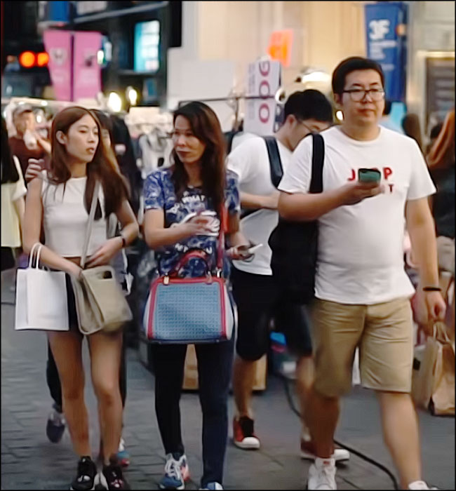 personnes coreennes dans la rue