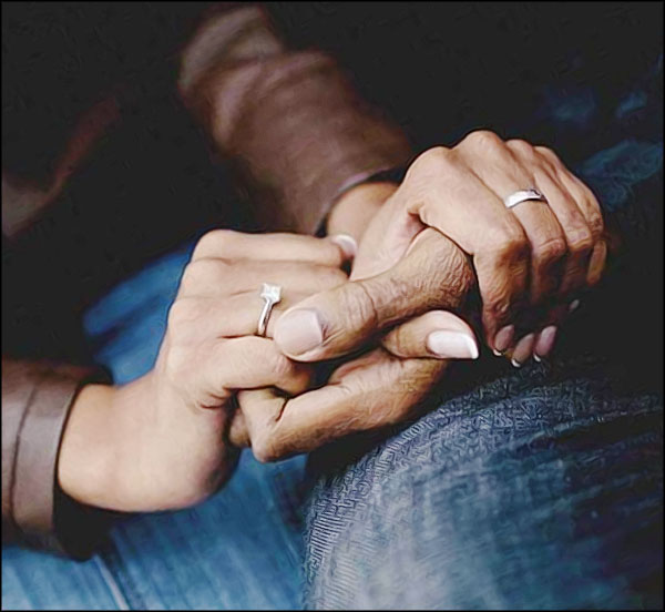 un couple se sert la main