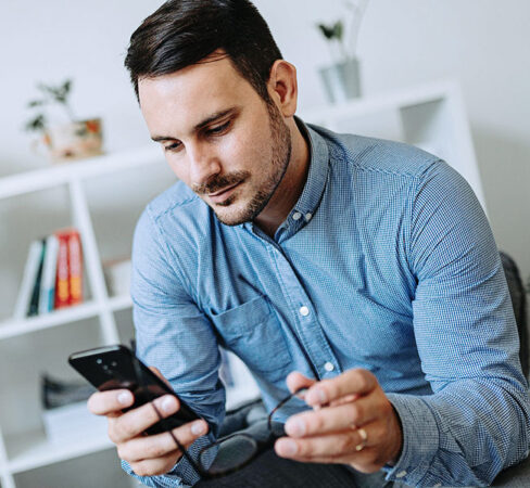 un employe travaille en teletravail
