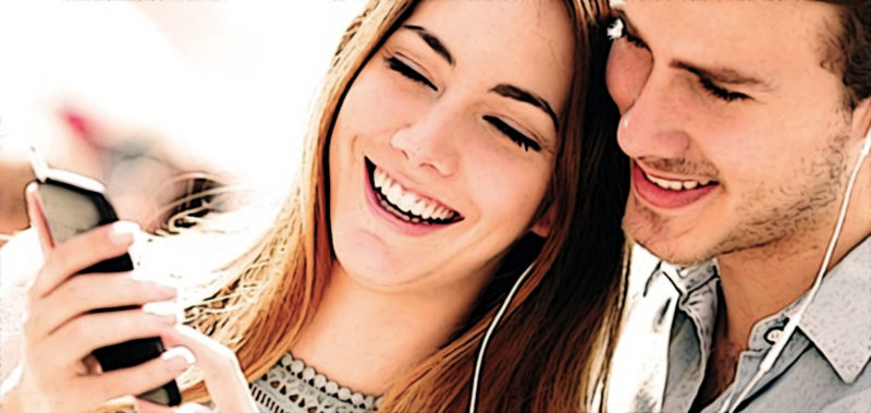 une femme donne son numero de telephone a son copain