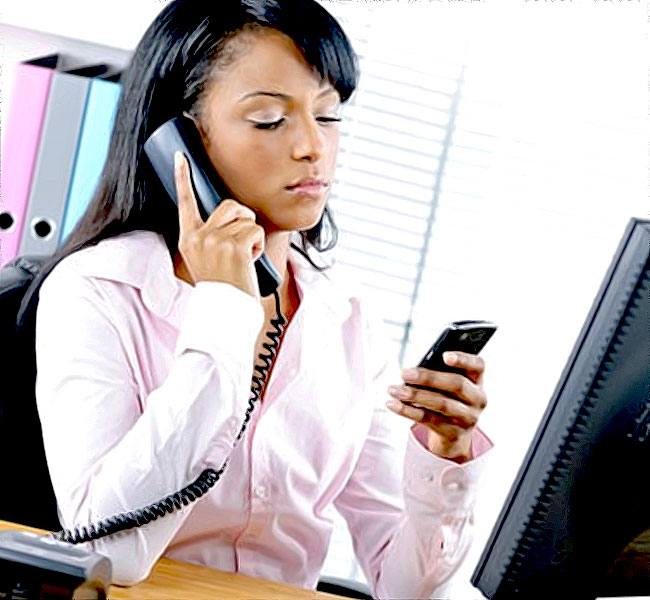 une femme noire utilise son telephone personnel au travail